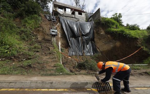 Emergencia. Personal municipal acudió a la zona para atender los deslizamientos de tierra y destapar alcantarillas a lo largo de la av. de Los Conquistadores.