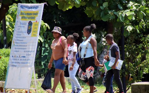 Integrantes de una familia de migrantes asisten a clases este lunes, en la ciudad de Tapachula en Chiapas (México).