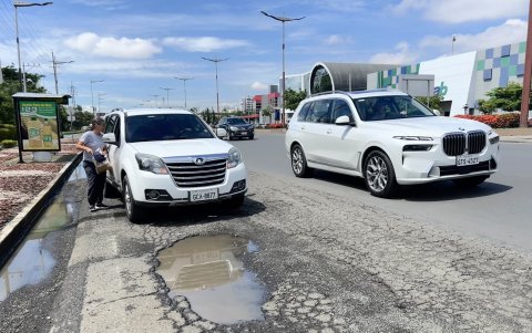 Desperfecto. Al descender el puente, al lado derecho, el carril presenta grandes daños, entre ellos baches y fisuras. Los conductores temen que eso genere accidentes viales.