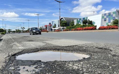 Vía. Grandes huecos predominan en el lado derecho de la avenida Samborondón; sus usuarios suelen tomar este carril por protección, pero temen caerse en ellos en las noches.
