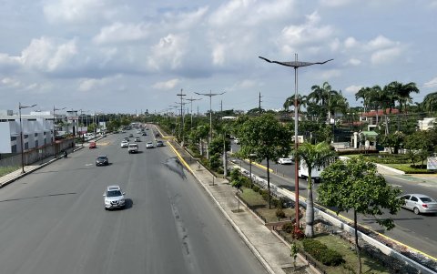 Señalética. En la avenida Samborondón carece de señales longitudinales; los usuarios reclaman por la división de carriles.