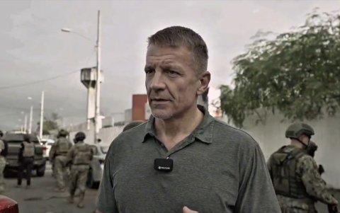Erik Prince asistió a los patrullajes con policías y militares en el Suburbio de Guayaquil.