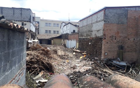 Construcción. La vivienda derrumbada permanece abandonada hasta que la sentencia se ejecute  e inicia su reconstrucción.