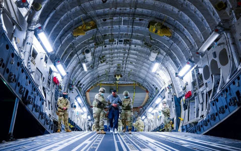 Migrantes estadounidenses siendo traslados a prisiones de máxima seguridad en El Salvador.