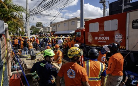 Personal de Defensa Civil y bomberos retiran escombros de la discoteca Jet Set tras el derrumbe de su techo, en Santo Domingo, el 8 de abril de 2025.