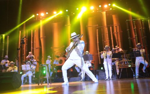 El maestro Schubert Ganchozo durante su presentación.