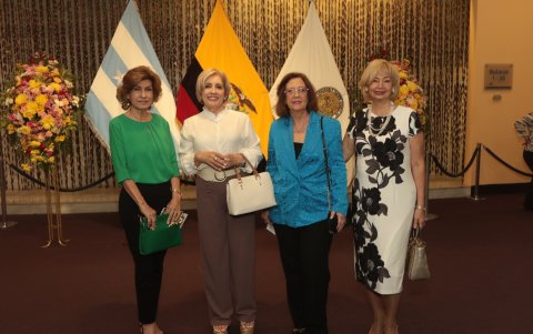 Sonia de Marques, Esmeralda de Parodi, Ana María de Ching y Grecia Cando.
