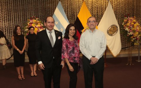 Eliseo Mosconi, Alexandra Galarza y Magno Marriott.