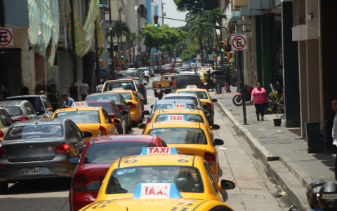 Los cierre viales provocan que el tránsito se intensifique en algunas zonas del centro de Guayaqui