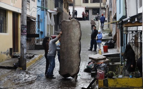 Un río de lodo ingresó a las viviendas y los vecinos lograron rescatar algunas de sus pertenencias.