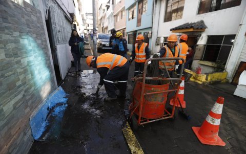 Personal del Municipio continúa las labores de limpieza, con palas, tractores retiran el lodo que cubrió las calles e ingresó a las viviendas