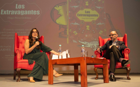 Durante el conversatorio, Sylvie Duchamp y el autor del libro, Diego Pérez.