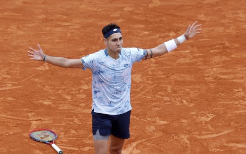 Alejandro Tabilo de Chile celebra eufórico tras vencer al serbio.