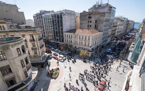 Manifestantes marchan este miércoles en Tesalònica (Grecia) en la jornada de huelga de 24 horas, la tercera en los últimos tres meses.