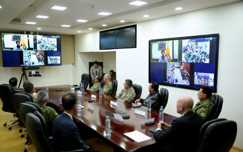 Reunión. Gian Carlo Loffredo y Gabriela Sommerfeld, ministros de Defensa Nacional y de Relaciones Exteriores y Movilidad Humana del Ecuador, respectivamente, asistieron telemáticamente a la entrega.