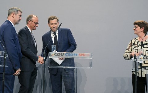 Los líderes de los partidos que conforman una coalición salen al final de una conferencia de prensa después de que llegaron a un acuerdo para formar un nuevo gobierno.