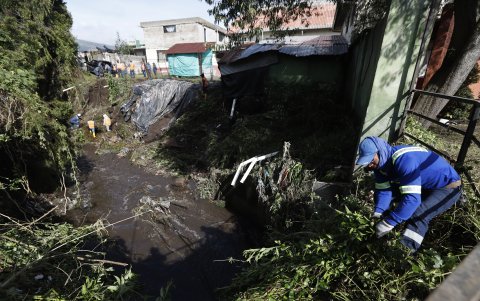 Limpieza. Personal del Municipio continua con las labores de limpieza de la quebrada. Utilizaron maquinaria para la extracción de escombros y troncos
