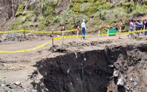 Temor. En el barrio Catzuquí de Velasco, la quebrada Punhuaycu está al límite, el martes se desbordó y se llevó parte de un puente que conecta al sector.