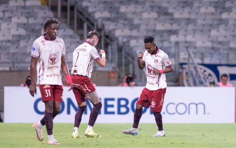 Bentaberry (c) y Orejuela (d) marcaron los goles de Mushuc Runa ante Cruzeiro.