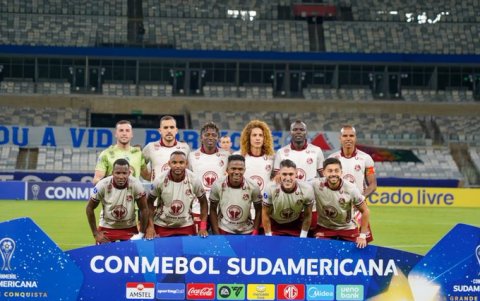 Mushuc Runa ganó 2-1 a Cruzeiro.