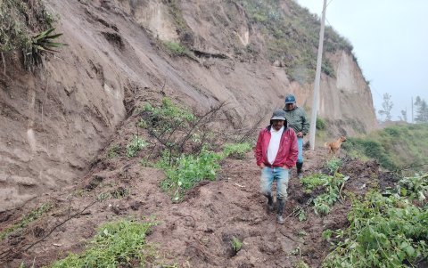 Los pobladores deben pasar por los derrumbes para poder llegar a SIgchos desde Quinticusig.