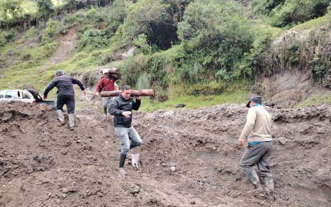 Todos en minga autoridades y comuneros buscan enfrentar al invierno.