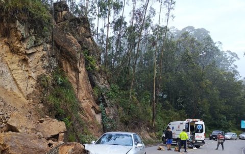 Dos personas resultaron heridas por la caída de rocas que se impactaron contra el vehículo en el que se movilizaban.