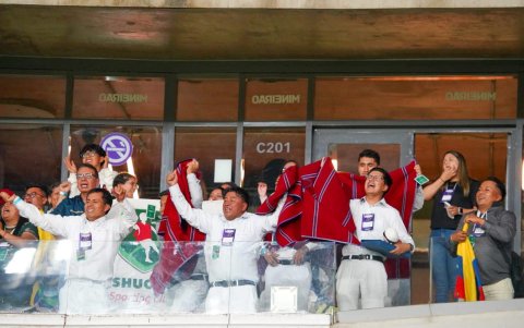 Directivos de Mushuc Runa en el estadio Mineirao en el triunfo ante Cruzeiro en Copa Sudamericana