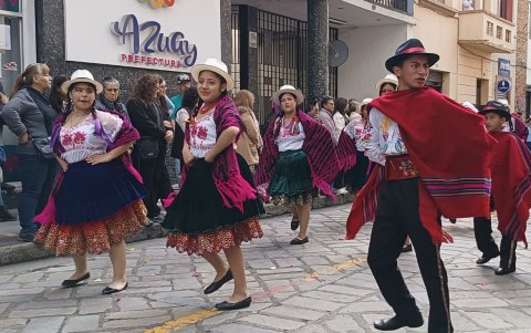 Varios planteles educativos participaron en el desfile por las fiestas de Cuenca