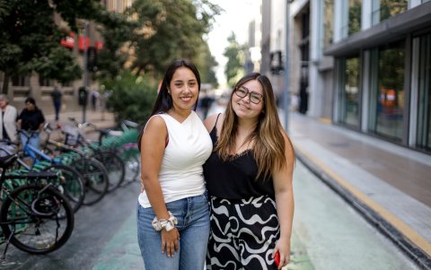 Mireia Bahamontes y Catalina del Campo, universitarias posan durante una entrevista, en Santiago de Chile (Chile).