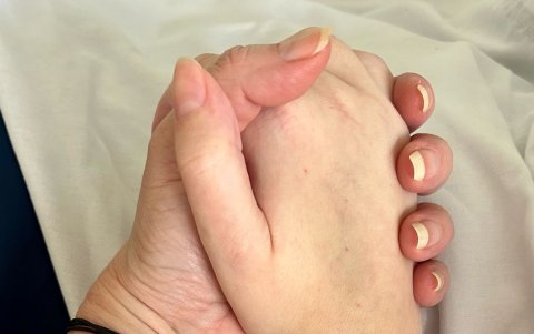 La presentadora sujeta la mano de su hija.