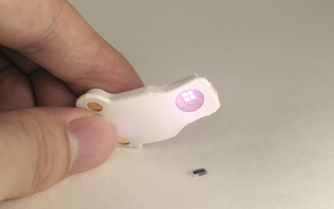 Cuando el dispositivo portátil (izquierda) detecta un latido irregular, emite una luz para activar el marcapasos. EFE/Crédito: John A. Rogers/Universidad Northwestern