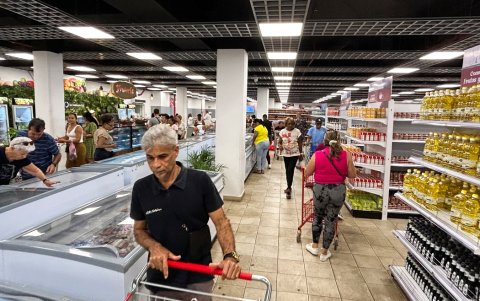 Los cubanos compran alimentos en el nuevo supermercado 3ra y 70, que solo acepta dólares, en La Habana el 25 de marzo de 2025.