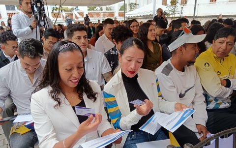Las maratonistas y beneficiarias Mary Granja (i) y Rosalba Chacha revisando las novedades del Plan.