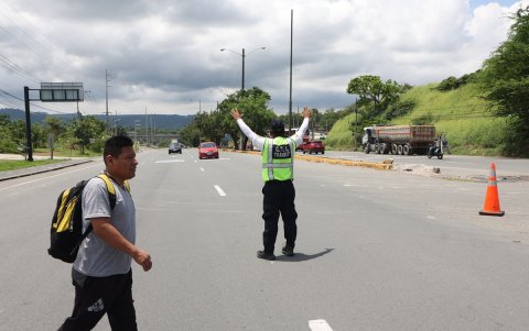 En el kilómetro 23 de la vía a la costa, un agente de la CTE controlaba el tránsito vehicular este jueves. Esa institución interviene ahora desde ese tramo en sentido al peaje Chongón.