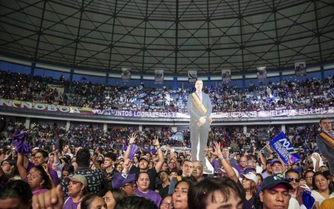 El coliseo Voltaire Paladines Polo se llenó de seguidores del presidente-candidato, quienes lo ovacionaron con consignas como “la victoria es nuestra”.