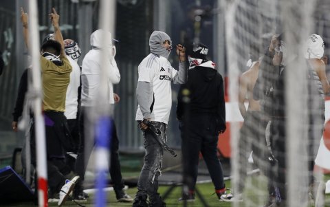 La tragedia fuera del Estadio Monumental de Santiago provocó protestas y disturbios en la hinchada de Colo Colo.