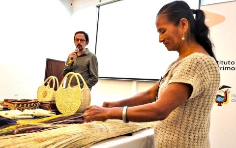 Los artesanos demostrán en vivo como elaborar sus artesanias utilizando materiales ancestrales de sus comunidades.