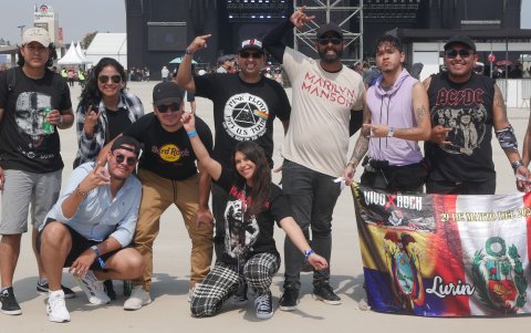 El Festival congregó a melómanos de todos los países, incluso de lugares lejanos como Indonesia, Egipto y Francia. En la foto, ecuatorianos con una bandera 'mixta' con los colores de Ecuador y Perú.