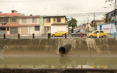Este es el canal de aguas lluvias de Las Orquídeas, en el norte de Guayaquil, donde se registró el accidente.