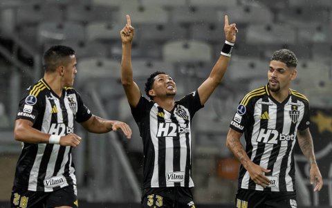 Atlético Mineiro goleó 4-0 a Deportes Iquique en Belo Horizonte.