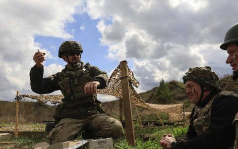 Ucranianos asisten a un entrenamiento militar para civiles impartido por militares de la 58.ª Brigada Motorizada en un campo de tiro en la región de Járkov