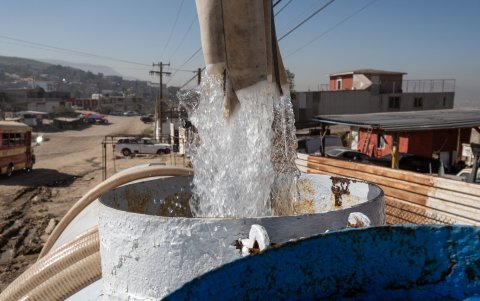 Un camión de reparto de agua carga agua para su venta en Tijuana, estado de Baja California, México, el 24 de marzo de 2025.