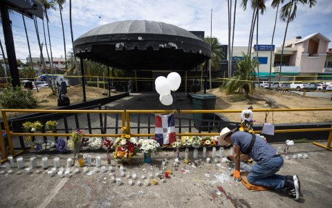 Un hombre enciende velas en la entrada de la discoteca Jet Set este viernes, en Santo Domingo (República Dominicana).