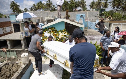 Un hombre enciende velas en la entrada de la discoteca Jet Set este viernes, en Santo Domingo (República Dominicana).