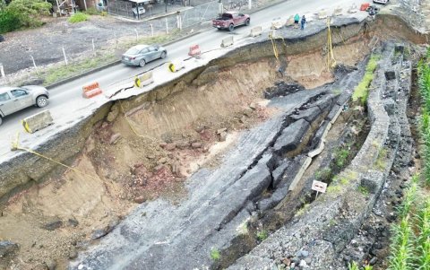 Así luce el socavón en carretera clave de Manabí.