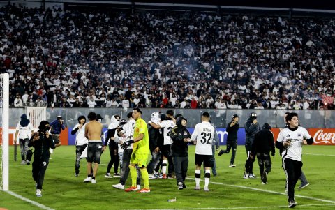 Colo Colo vs Fortaleza fue suspendido porque los hinchas invadieron la cancha.
