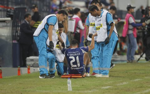 Alexander González de Emelec terminó lesionado en los primeros minutos contra Libertad