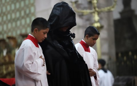 Los ocho canónigos recorren el perímetro de la catedral durante la ceremonia.