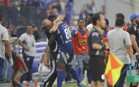 Joao Quiñónez celebra su primer gol de la temporada con Emelec en el empate 1-1 ante Libertad FC por la LigaPro 2025.